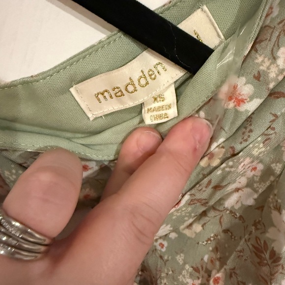 Madden Girl Sage Floral Puff Sleeve Blouse - Picture 2 of 3